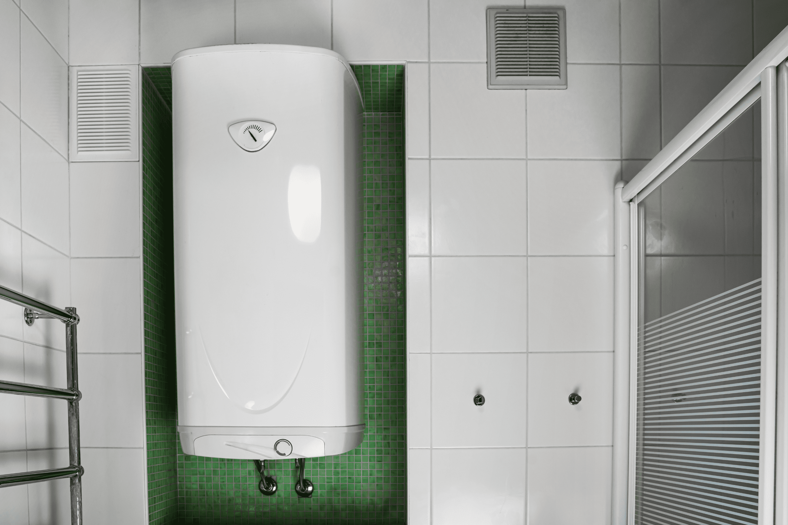 Chauffe eau blanc installé dans une salle de bain rénovée